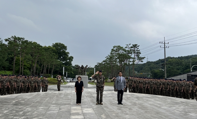프랑스 생시르육군사관학교 생도들이 프랑스군 참전 기념비를 참배하고 있다.