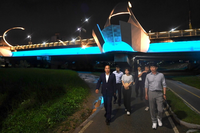  최근 이권재 시장과 관계자들이 경관조명 설치를 진행하고 있는 오산천변 교량을 돌아보고 있다 = 자료사진 오산시