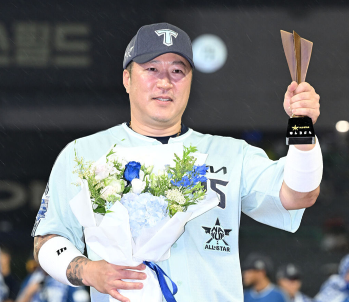 6일 인천 SSG랜더스필드에서 열린 2024 KBO 올스타전에서 최형우와 오스틴의 홈런포를 앞세워 드림 올스타(KT, SSG, 두산, 롯데, 삼성)에 4-2로 승리했다.미스터 올스타에 선정된 나눔 올스타 최형우가 트로피를 들고 있다.