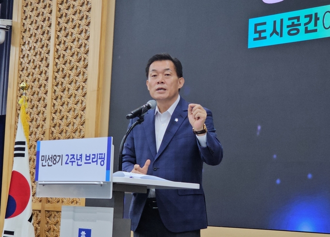 이재준 수원시장이 8일 취임2주년 기자회견을 열고, 그간의 실적 및 향후 시정 운영 방침을 밝히고 있다/고정희 기자
