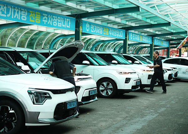 화성시청 직원들이 공용 전기차량 배터리 점검을 진행 중이다.