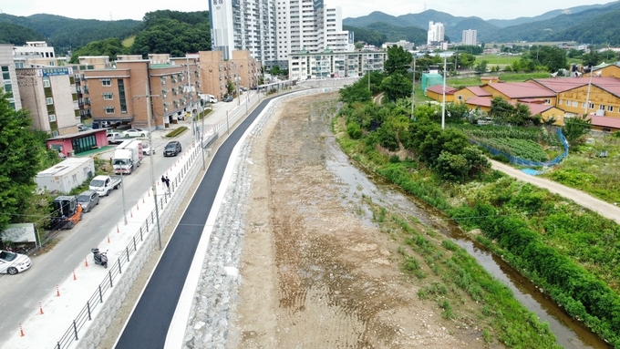 용인특례시가 용덕사천에 산책로를 조성했다