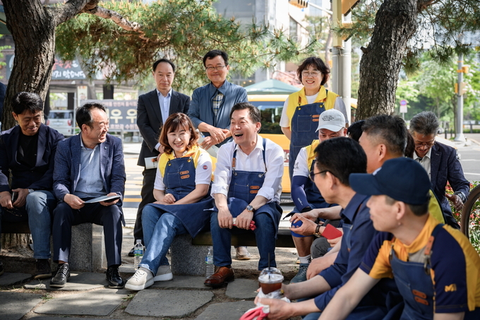 이재준 수원시장이 수원시민들과 함께 정원을 가꾼 뒤 이야기를 나누고 있다.