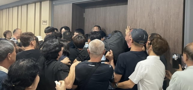 화성시장실 진입 시도하는 유족과 대책위 관계자
