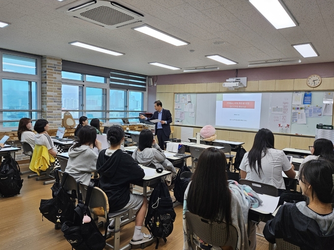 남주헌 박사가 지난 9일 제천여고에서 특강을 하고 있다.