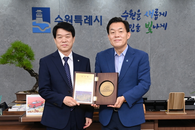 이재준 수원시장(오른쪽)과 김병태 조합장이 감사패 전달식 후 기념촬영을 하고 있다.
