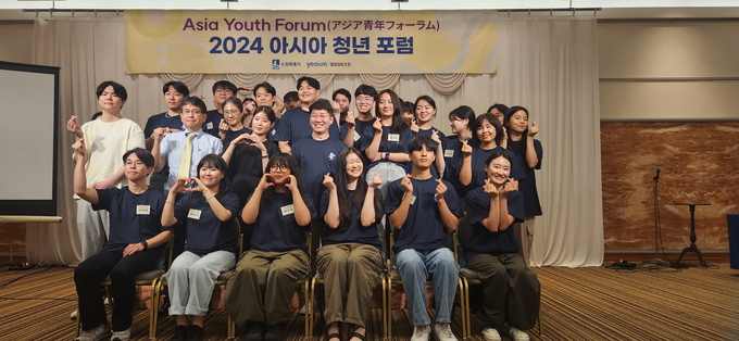 황인국 수원시 제2부시장과 제2회 아시아 청년포럼 참가 청년들이 함께하고 있다.