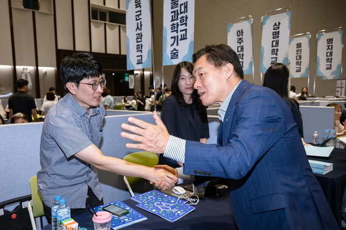 이재준 수원시장이 대학입시박람회장을 찾아 참가자들과 대화하고 있다.