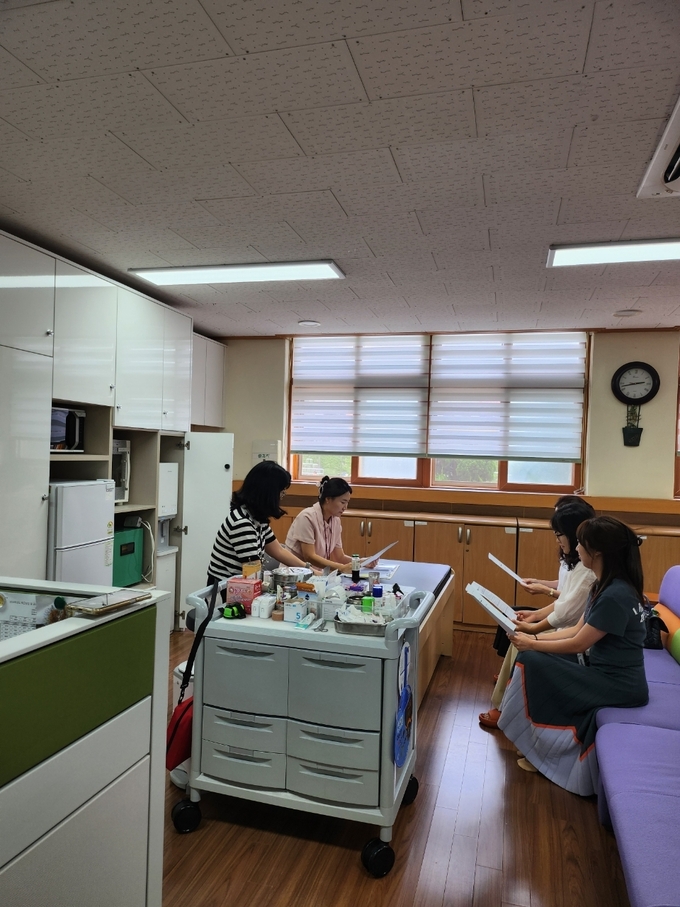 영통구보건소·교육지원청이 태장초 보건실을 방문해 감염병 예방 컨설팅을 진행하고 있다.
