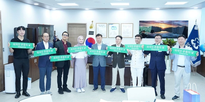 신상진(가운데) 성남시장과 민병철(오른쪽 네 번째) 선플재단 이사장 등이 외국인 존중(K 리스펙트) 선언식을 하고 있다