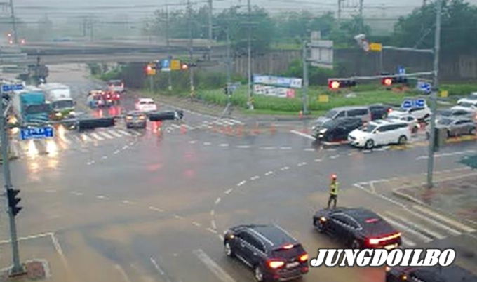 17일 오전 호우경보가 내려진 경기도 파주시 파주읍 통일공원 폐쇄회로 화면을 통해 바라본 교차로에 물이 고여 있다. = 자료사진 CCTV 캡처