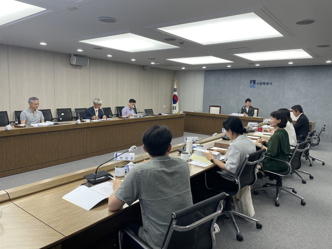 시청 상황실에서 수원시환경교육위원회 회의를 진행하고 있다.