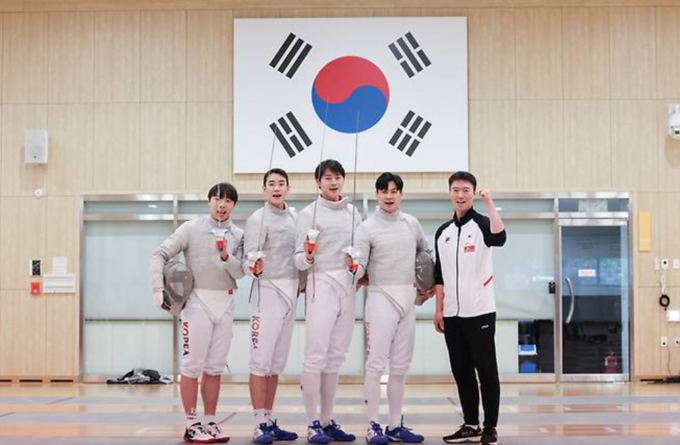 2024 파리 올림픽에 출전하는 남자 사브르 대표팀 박상원(왼쪽부터), 도경동, 오상욱, 구본길, 원우영 코치. 연합뉴스