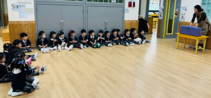 아이들을 대상으로 뷰박스를 활용한 손씻기 교육을 하고 있다.