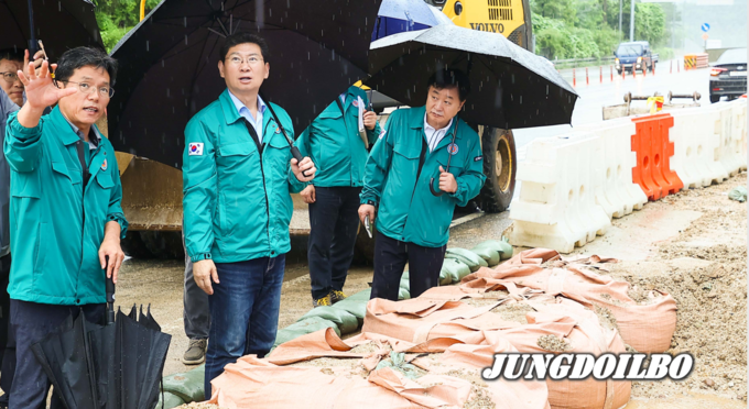 이상일 용인특례시장이 18일 처인구 삼가동 서용인IC 인근 차로확장 공사 현장을 확인하고 있다.