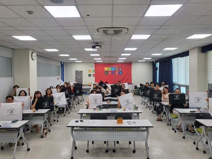 지구로운 모임 참가자들이 함께하고 있다.