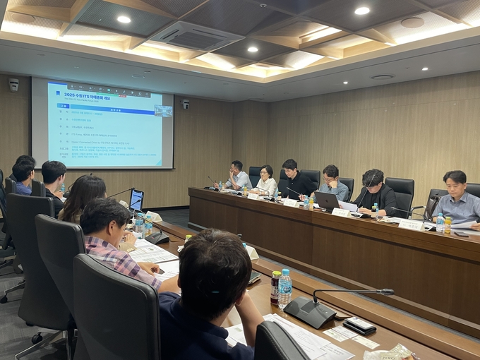 2025 제20회 수원 ITS 아태총회 조직위원회 학술분과 위원들이 회의를 하고 있다.