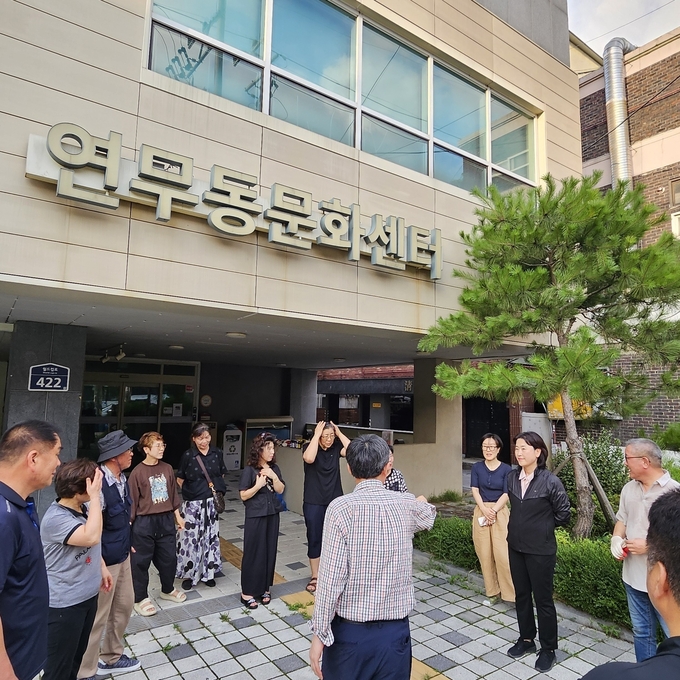 연무동 문화센터앞 집결하여 봉사활동 할 내용에 대해 설명듣는 모습