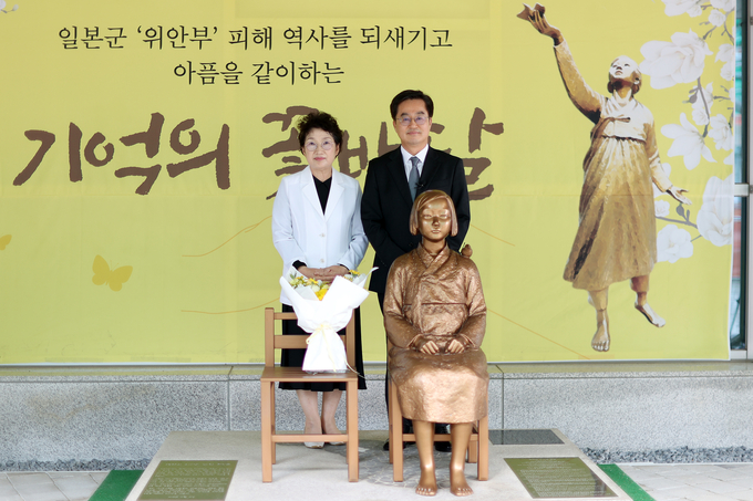 24일 오후 김동연 경기도지사가 부인 정우영 여사와 함께 '2024년 기림의 날 소녀상 기억의 꽃 배달 캠페인'을 마치고 기념촬영을 하고 있다.