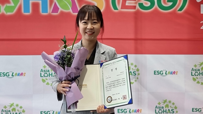 지난 24일 ㈜앙카몰 차미선 대표가 제 13회 아시아로하스 산업대전에서 한국발병진흥회회장상을 수상한 뒤 환하게 웃고 있다. 