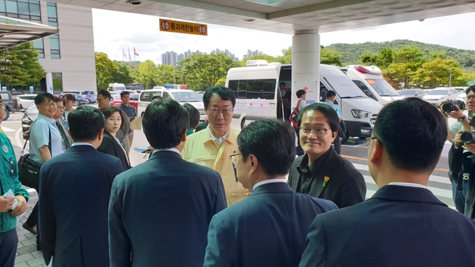 25일 오전 정명근 화성시장이 농성중인 에리셀 유가족 등에게 시측 입장을 전달하고 있다/김현섭 기자