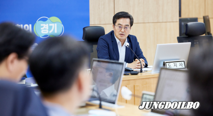 김동연 경기지사가 25일 '화성 공장화재 종합보고서 제작 관련 자문위원 및 추진단 연석회의'를 주재하고 있다. = 자료사진 경기도