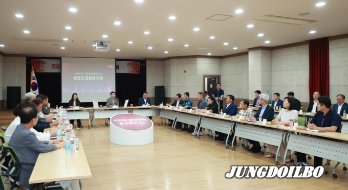 이상일 용인특례시장이 25일 모현읍 주민소통간담회에서 주민들과 이야기를 나누고 있다