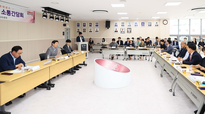  이상일 용인특례시장이 26일 중앙동 주민소통간담회에서 주민들과 이야기 나누고있다.