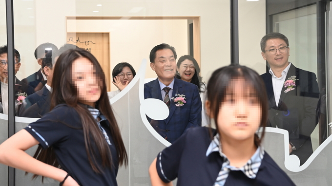 지난 7월18일 음악창작공간 ‘뮤트’ 개관식에서 이재준 수원시장을 비롯한 관계자들이 청소년들의 댄스 연습 장면을 보고 있다.