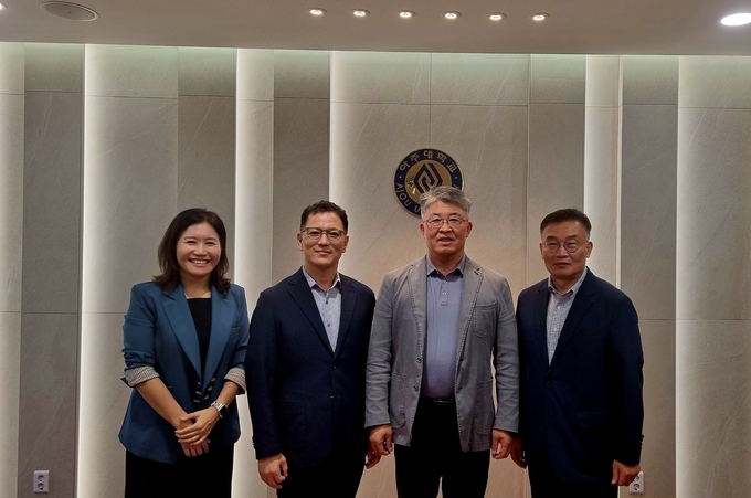 최기주 아주대학교 총장과 조직위원회 관계자들이 위촉장 수여 후 기념 사진을 촬영하고 있다.