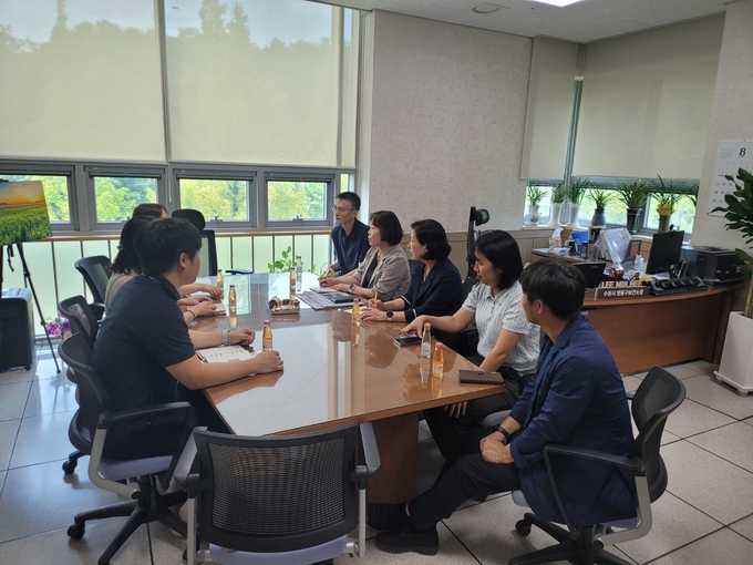 수원 영통구보건소와 군산시보건소 관계자들이 영통구보건소에서 모기 방제사업 등에 대한 회의를 진행하고 있다.