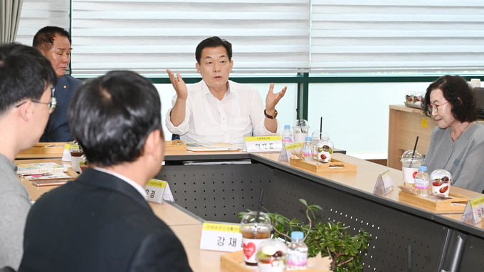 이재준 시장이 마음샘정신재활센터 이용자, 종사자들과 이야기를 나누고 있다.