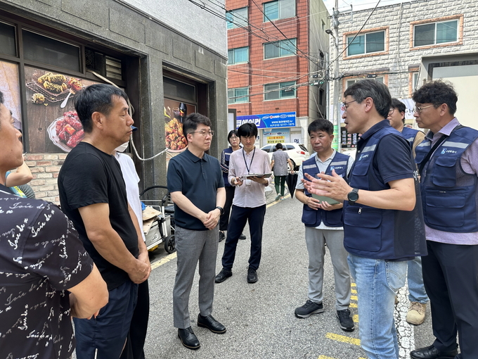 황인국 제2부시장이 안전 점검 결과를 듣고 있다.