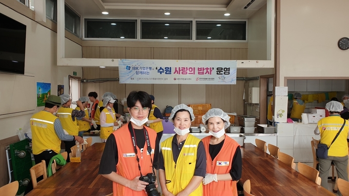 (좌측부터) 수원시자원봉사센터 신용찬 주임과 울림 봉사단 장영미 총무, 최영화 센터장. 사진 촬영을 위해 계속 쓰고 있던 마스크를 잠시 벗었다/김현섭 기자