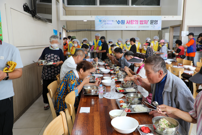 많은 노숙인분들이 "감사합니다"라는 표현으로 자원봉사자들에게 인사를 했다/ 신용찬 주임. 