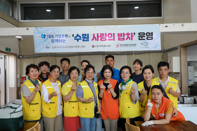 봉사 후 기념사진을 찍고 있는 모습/신용찬 주임. 