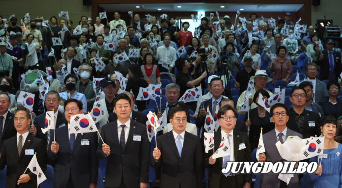 15일 수원 경기도경제과학진흥원에서 열린 경기도의 제79주년 광복절 경축식에서 김동연 지사와 김호동 광복회 경기도지부장, 김진경 경기도의회 의장 등이 태극기를 흔들고 있다. = 자료사진 경기도