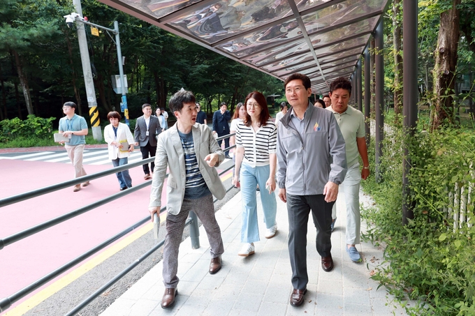 이상일 용인특례시장이 16일 기흥구 보라동 나곡중학교 차양막 설치 현장을 점검하고 있다. = 자료사진 용인시