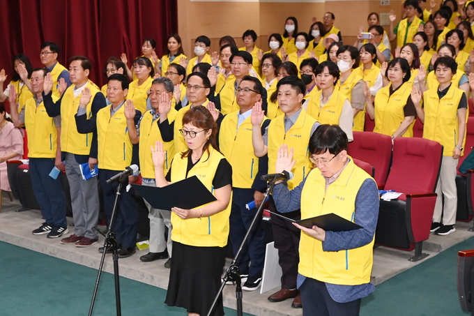  지난해 8월 새빛돌보미 발대식에서 새빛돌보미들이 선서를 하고 있다.