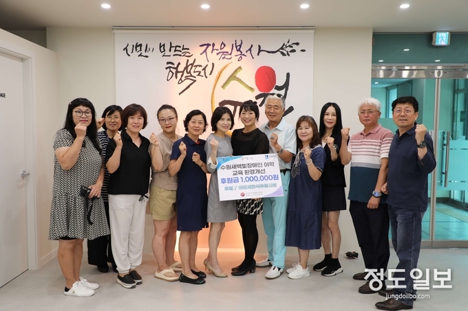 이만세 한식부 김미경(오른쪽에서 여섯 번째) 회장과 임원들이 지난달 27일 수원시자원봉사센터 1층 착한공터에서 수원경실련 김상연(맨 오른쪽) 공동대표와 최영화(오른쪽에서 일곱 번째) 수원시자원봉사센터장이 기념촬영을 하고 있다.