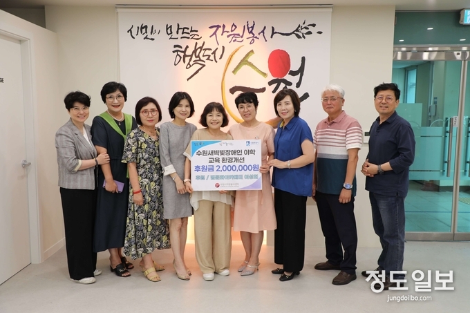 법문화아카데미 이소화(오른쪽에서 네 번째) 회장과 임원들이 지난달 27일 수원시자원봉사센터 1층 착한공터에서 수원경실련 김상연(맨 오른쪽) 공동대표, 최영화(왼쪽에서 네 번째) 수원시자원봉사센터장과 기념촬영을 하고 있다.