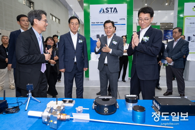 이재준 수원시장이 2024 차세대 반도체 패키징 산업전(ASPS 2024) 전시를 둘러보고 있다.