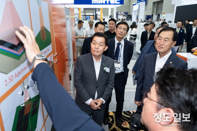 이재준 수원시장이 2024 차세대 반도체 패키징 산업전(ASPS 2024) 전시를 둘러보고 있다.