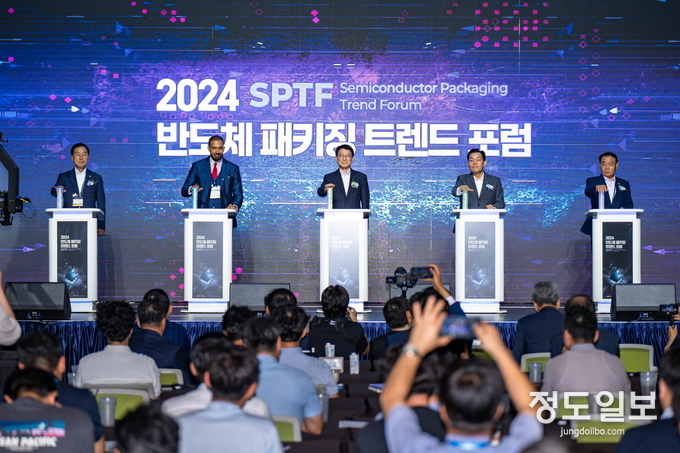 이재준 시장(오른쪽 2번째)이 2024 차세대 반도체 패키징 산업전 개막식에 함께하고 있다.