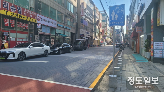 ‘인계동 중심상가 보행환경 개선사업’이 완료된 거리.