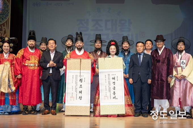 이재준 수원시장(왼쪽 3번째), 이재식 수원시의회 의장(오른쪽 3번째)이 정조대왕 역, 혜경궁 홍씨 역에 선발된 시민과 함께하고 있다.