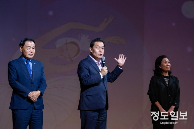 이재준 수원시장이 인사말을 하고 있다.