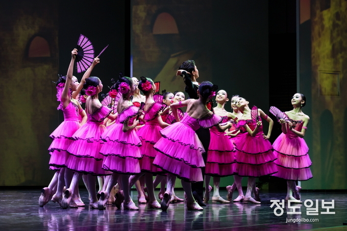 제10회 수원발레축제에서 공연을 하고 있다.