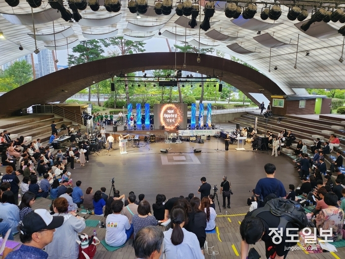 수원시가 제25회 사회복지의 날 기념행사를 열고 있다.