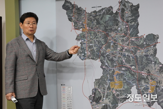 지난 6일 시장실에서 이상일 용인시장이 주요 시정 등을 용인시기자연합회 회원들에게 설명하고 있다.